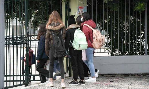 Σχολεία: H κυβέρνηση εισηγείται να ανοίξουν και οι τρεις τάξεις του Λυκείου
