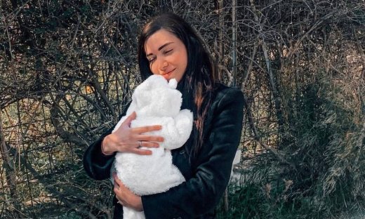 Όλγα Φαρμάκη: Βόλτα με την κόρη της και ανοιξιάτικο look (pics)