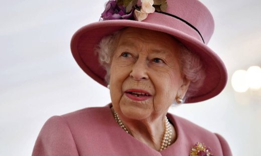 Γιατί η βασίλισσα Ελισάβετ έχει πάντα μαζί της μαύρα ρούχα;