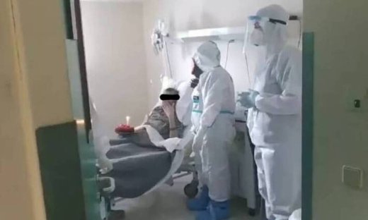 Κορονοϊός - Βόλος: Έσβησε τούρτα στο νοσοκομείο – Δείτε την έκπληξη που έκανε τον ασθενή να δακρύσει