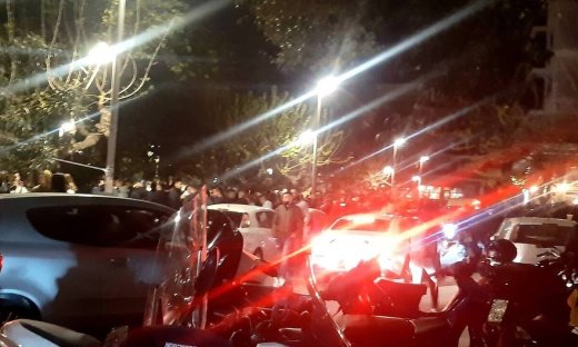 Lockdown: Ποιoς κορονοϊός; Πάρτι με... DJ στην πλατεία Βαρνάβα