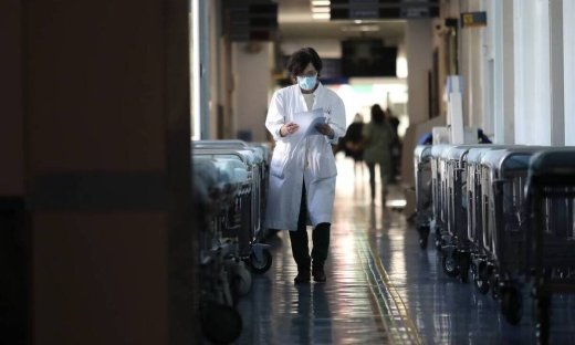 Κρούσματα σήμερα: Ολοταχώς για αύξηση – Αγωνία για τις εισαγωγές στα νοσοκομεία και τις ΜΕΘ