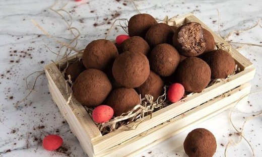 Τρουφάκια με πασχαλινά κουλουράκια από τον Άκη Πετρετζίκη