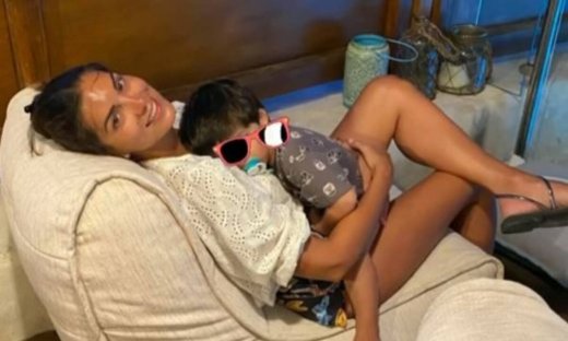 Σταματίνα Τσιμτσιλή: O γιος της τρώει κι εκείνη …σελφάρει