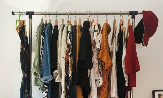Έτσι θα οργανώσεις την ντουλάπα σου για τα ανοιξιάτικα ρούχα σου (video)