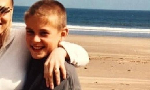 Aναγνωρίζετε τον πιτσιρικά της φωτογραφίας; Δε θα πιστεύετε ποιος είναι (pic)