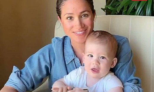 H Meghan Markle εμφανίστηκε με πολύ φουσκωμένη κοιλιά αγκαλιά με τον Archie (video)