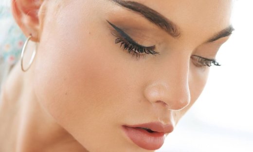 Shopping guide: 10 μαύρα eyeliners που πρέπει να έχεις στο νεσεσέρ σου φέτος το Πάσχα