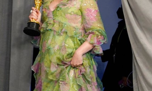 Έκπληξη! Η διάσημη ηθοποιός του Crown εμφανίστηκε με φουσκωμένη κοιλίτσα (photos)