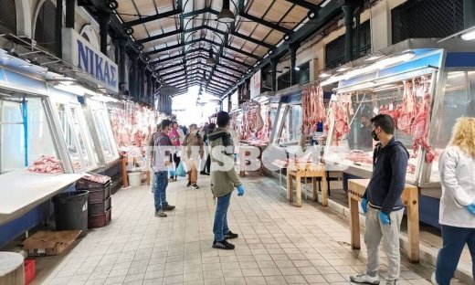 Βαρβάκειος: «Τσιμπημένα» τα αμνοερίφια προσιτά τα καλαμαράκια