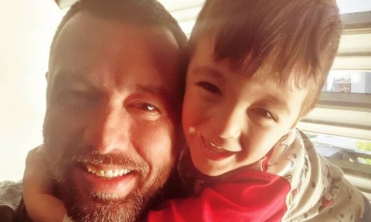 Παπαγιάννης: Ο γιος του φτιάχνει πασχαλινό τσουρέκι και ρίχνει το... Tik Tok!