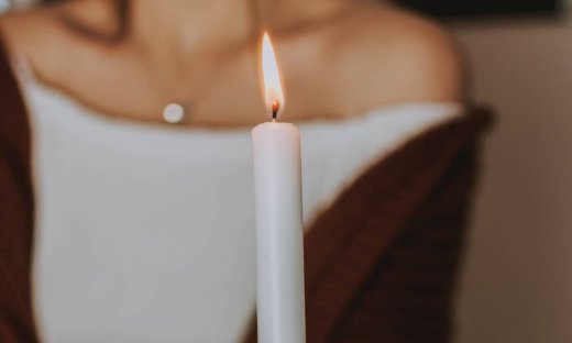 Να τι πρέπει να κάνεις αν «αρπάξουν» φωτιά τα μαλλιά από κάποιο κερί