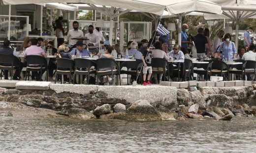 Άρση lockdown: Τα επόμενα ανοίγματα και το τέλος του SMS - Αλλαγές στην απαγόρευση κυκλοφορίας