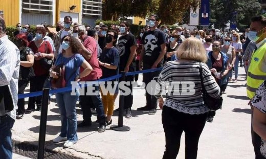 Ρεπορτάζ Newsbomb.gr: Κοσμοσυρροή και καθυστερήσεις στο εμβολιαστικό κέντρο Περιστερίου