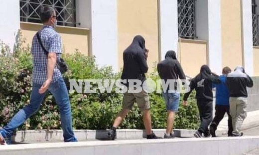 Αιματηρή ληστεία στη Νέα Σμύρνη: Ελεύθεροι οι νεαροί που μαχαίρωσαν ηλικιωμένο