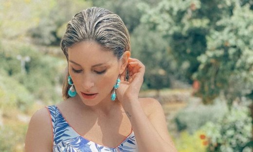 Η Αθηνά Οικονομάκου έκανε το ιδανικό χτένισμα για τις δροσερές μέρες του καλοκαιριού