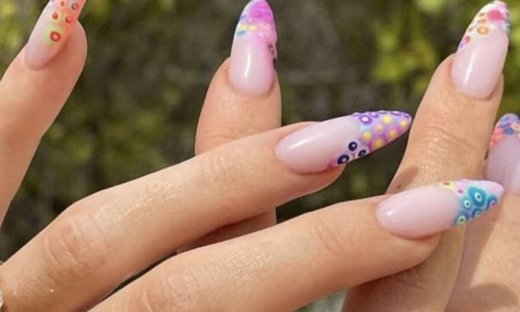 Η Kylie Jenner απογείωσε την τάση του χρωματιστού γαλλικού μανικιούρ