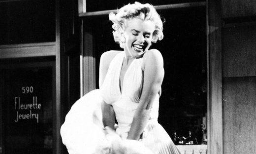 Θες να είσαι κομψή και sexy μόνο με ένα ρούχο; Αυτό το φόρεμα χρειάζεσαι