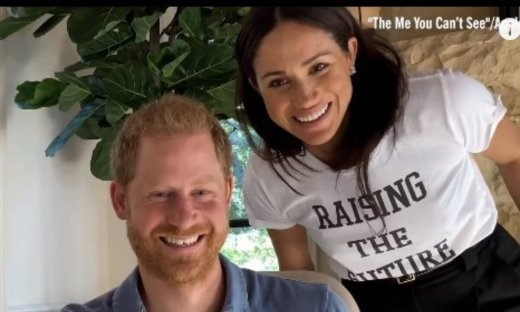 Το μπλουζάκι της Meghan Markle που θέλουν όλες, κοστίζει μόνο 30 ευρώ