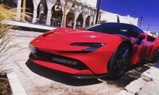 Έλληνας ποδοσφαιριστής κυκλοφορεί σε νησί με Ferrari SF90 Stradale (pics)