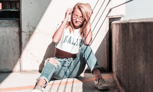 DIY: Πώς θα μετατρέψεις το παλιό σου T-shirt στο crop top του καλοκαιριού