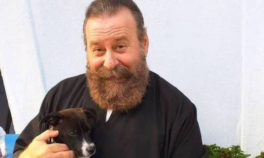 Άγριες μέλισσες: Ο παπά Γρηγόρης εξομολογείται - Αυτές είναι οι σκηνές που έχει δακρύσει