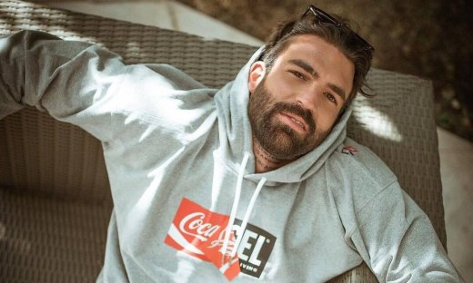 Δημήτρης Αλεξάνδρου: Ανεβάζει... κι άλλο την θερμοκρασία - Η φωτό μέσα από την πισίνα