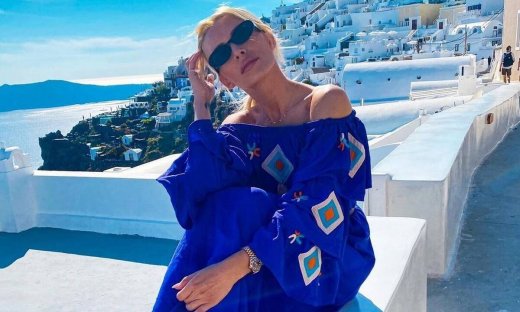 Κατερίνα Καινούργιου: Πήγε Σαντορίνη και θα τα «χάσεις» με τη νέα φωτό της με μαγιό
