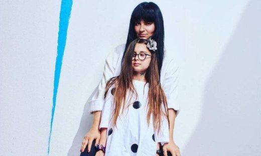 Ζενεβιέβ Μαζαρί: Η κόρη της, Ροζαλία, σε ρόλο μοντέλου