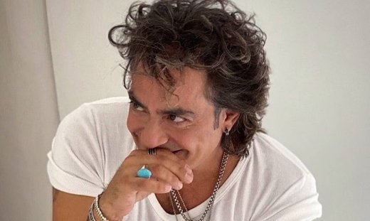 Διονύσης Σχοινάς: «Πως θες να σ’ αγαπάω;» - Το νέο του τραγούδι τα... σπάει!