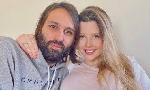 Σαμαράς - Κομματά: Απογευματινή βόλτα με την ενός μήνα μπέμπα τους