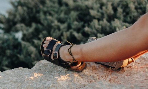 Αυτά τα 5 μαύρα σανδάλια ταιριάζουν με όλα τα ρούχα σου