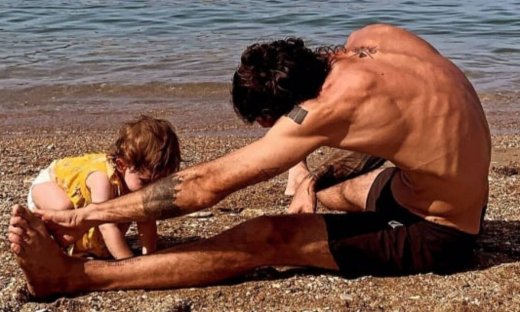 Eλληνίδα ηθοποιός φωτογραφίζει την κόρη και τον σύζυγό της στην παραλία