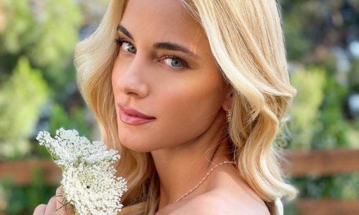 Η Δούκισσα Νομικού με μίνι λευκό φόρεμα και απίθανα γραμμωμένα πόδια (photos)