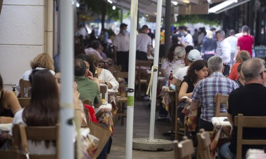 Προνόμια εμβολιασμένων: Πώς θα λειτουργούν μπαρ, εστιατόρια – Τι ισχύει για τα γήπεδα