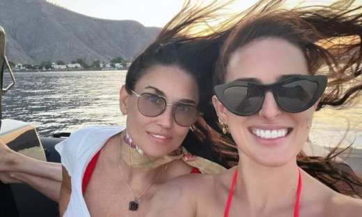 Demi Moore: Διακοπές στη Σαντορίνη με την κόρη της (Photos)