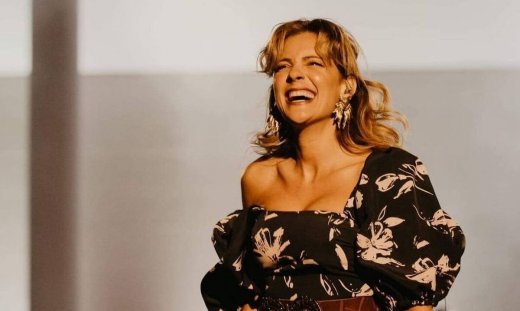 Νατάσα Μποφίλιου: Οι διακοπές στην Κρήτη και η φωτό με το εξώπλατο φόρεμα που μας ξετρέλανε