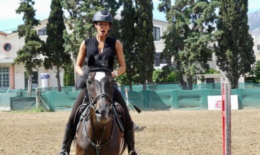 Εύη Αδάμ: Η συνήθεια που έγινε... λατρεία! Δείτε την με την κόρη της να κάνουν ιππασία!