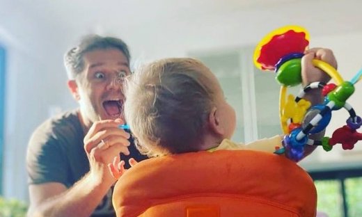 Αλέξανδρος Μπουρδούμης: Παιχνίδια στη θάλασσα με τον γιο του (pics)