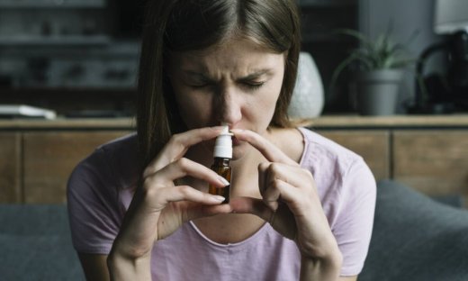 Τι πραγματικά σημαίνει όταν ξυπνάς με συνάχι μέσα στο καλοκαίρι;