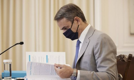 Κυβέρνηση:  Η επιχείρηση «Πειθώ» και η λίστα με τις ομάδες του υποχρεωτικού εμβολιασμού