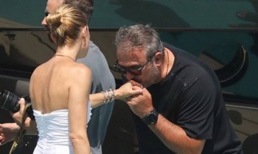 Είναι ένας gentleman! Το ευγενικό χειροφίλημα του Ρέμου στη Βίκυ Καγιά!