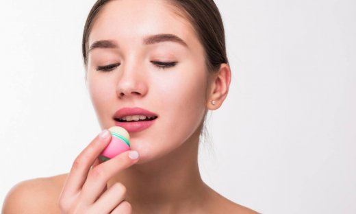 Shopping guide: Αντηλιακά lip balm για να προστατεύσεις τα χείλη σου στην παραλία