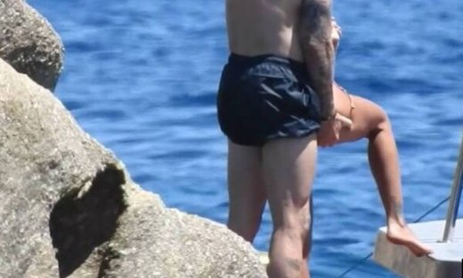 Παιδιά, σας βλέπουν! Γνωστό ζευγάρι ασυγκράτητο στη Μύκονο (vid)