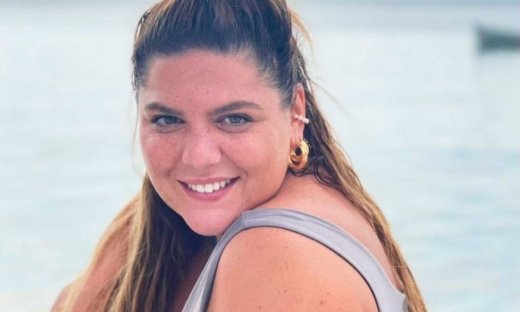 Δανάη Μπάρκα: Η πόζα με hot κόκκινο μαγιό και τα σχόλια του κοινού