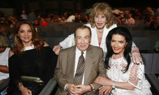 Η Στυλιανοπούλου συντετριμμένη, μιλάει στο gossip-tv: «Ο Τόλης δεν έφυγε… μας βλέπει από εκεί ψηλά»