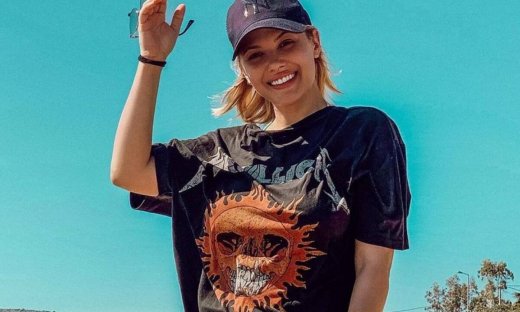 Shopping Guide: 11 μαύρα T-shirts που ταιριάζουν με όλα τα σορτσάκια