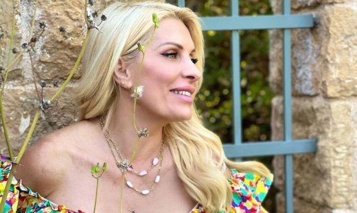 Η Μενεγάκη επανέλαβε 21 χρόνια μετά μία θρυλική πόζα της σε εξώφυλλο και λίγοι το κατάλαβαν-Απίθανη!