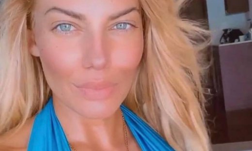 Η Ιωάννα Μαλέσκου έβαλε ξανά μπικίνι και οι κοιλιακοί είναι hot όπως το μαύρισμα της