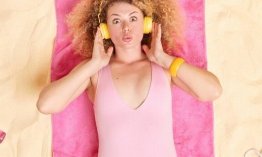 5+1 τραγούδια που θα σου φτιάξουν τη διάθεση στην παραλία